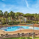Pine Cliffs Gardens מלון